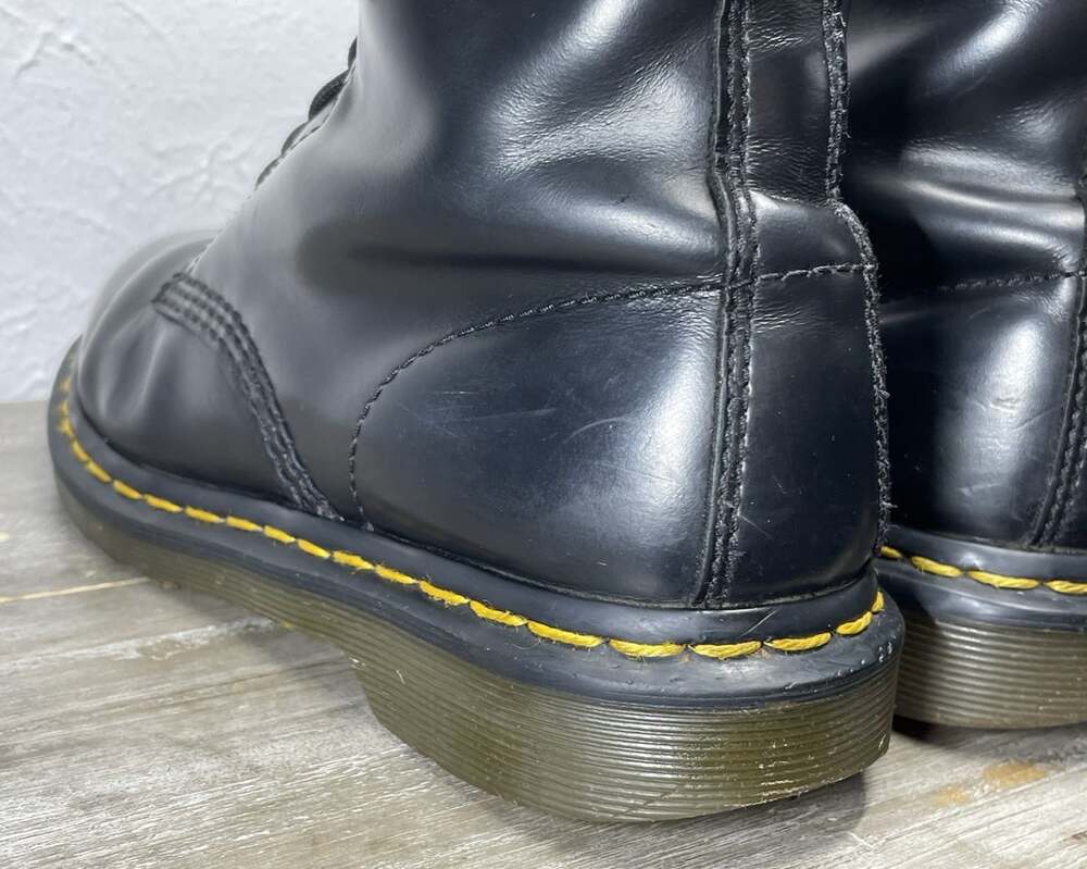 Dr Doc Martens 1460 Womens 7 Black Smooth Leather 8 Eye Combat Boots Punk Goth - Picture 12 of 16